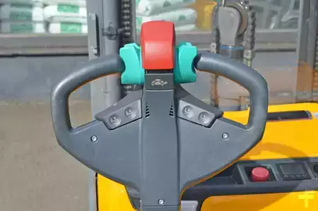 Hochhubwagen 2020  Jungheinrich EJC 214z (10)