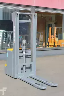 Hochhubwagen 2020  Jungheinrich EJC 214z (6)