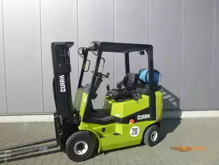 Chariots élévateurs GPL 2001  Clark CGP 16 (1)