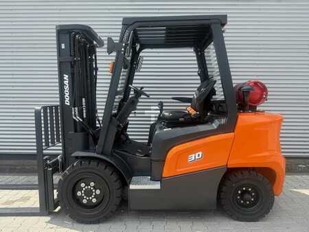 Carretilla elevadora GLP 2023  Doosan G30 NXP    49 Stunden! (1)