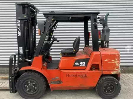Dízel targoncák 2005  Nissan F04D40Q (1)