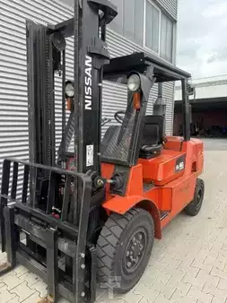 Dízel targoncák 2005  Nissan F04D40Q (2)