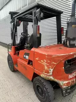 Dízel targoncák 2005  Nissan F04D40Q (3)
