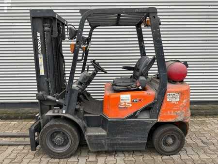 Gas truck 2017  Doosan G25X (1)