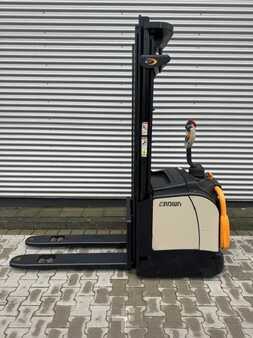 Pallet Stackers 2017  Crown ET 4000 1.6 (1)