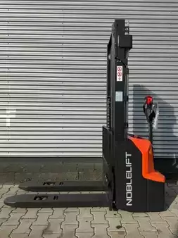 Stacker pedestre 2026  Noblelift SWB130 Initialhub (1)