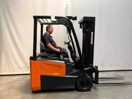 Chariots électriques à 3 roues 2020 Doosan B15T-7 (1)