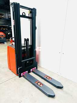 Hochhubwagen  Linde L 16 Triplex Batterie Bj.20 (3)