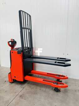 Nízkozdvižný vozík 2014  Linde T 16 L Batterie NEU (2)