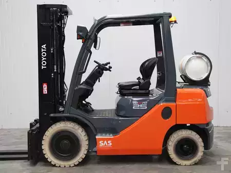Empilhador a gás 2017  Toyota 02-8FGF25 (1)