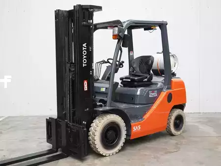 Empilhador a gás 2017  Toyota 02-8FGF25 (2)