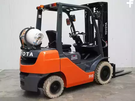 Empilhador a gás 2017  Toyota 02-8FGF25 (3)