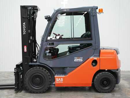 Dieseltrukki 2019  Toyota 52-8FDF25 (1)