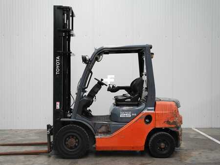 Dieseltrukki 2012  Toyota 02-8FDF25 (1)