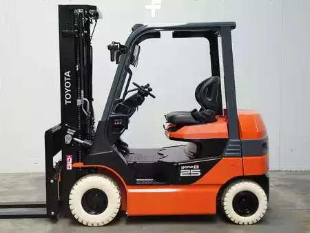 4-wiel elektrische heftrucks 2025  Toyota 8FB25 (1)