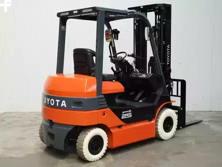 4-wiel elektrische heftrucks 2025  Toyota 8FB25 (3)