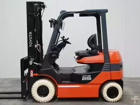 Eléctrico - 4 rodas 2025  Toyota 8FB25 (1)
