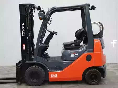 Empilhador a gás 2016  Toyota 02-8FGKF20 (1)