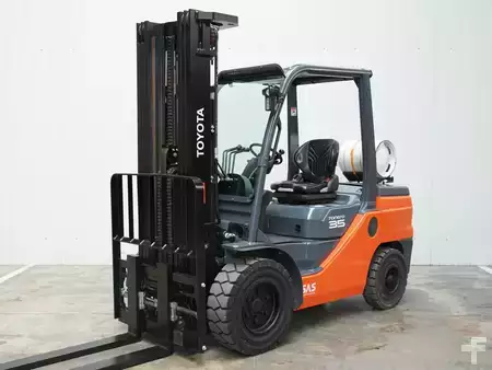 LPG heftrucks 2021  Toyota 02-8FGJF35 (2)