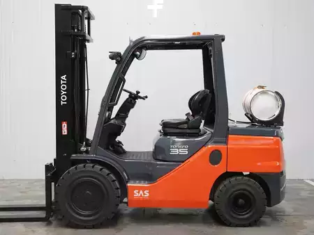 LPG heftrucks 2021  Toyota 02-8FGJF35 (1)
