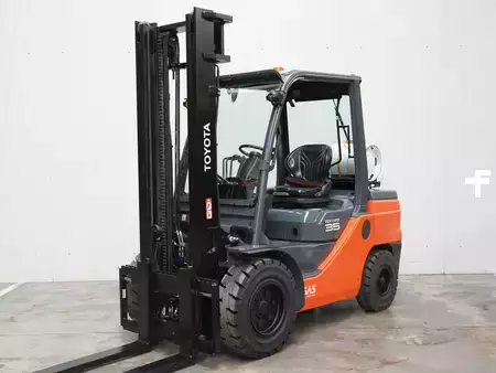LPG heftrucks 2021  Toyota 02-8FGJF35 (2)