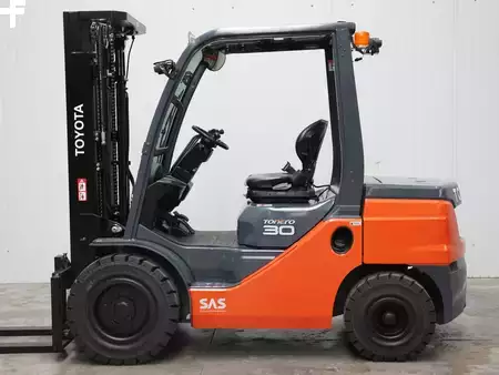 Dieselový VZV 2020  Toyota 52-8FDF30 (1)