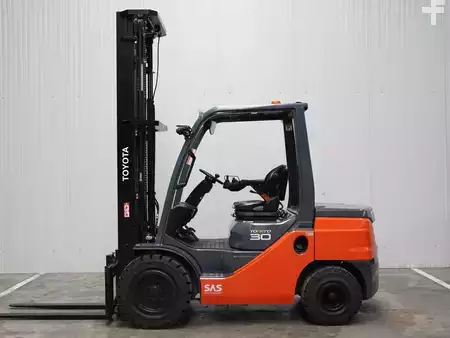 Dieselový VZV 2022  Toyota 52-8FDF30 (1)
