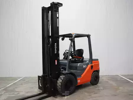 Dieselový VZV 2022  Toyota 52-8FDF30 (2)