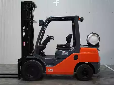 LPG VZV 2017  Toyota 02-8FGJF35 (1)