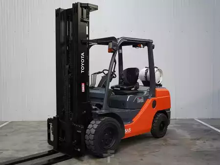 LPG VZV 2017  Toyota 02-8FGJF35 (2)