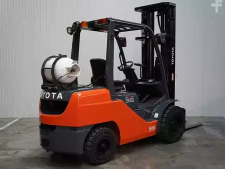 LPG VZV 2017  Toyota 02-8FGJF35 (3)
