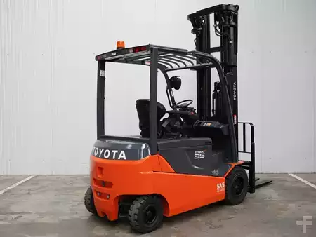 Elektryczne 4-kołowe 2016  Toyota 8FBMT35 (3)