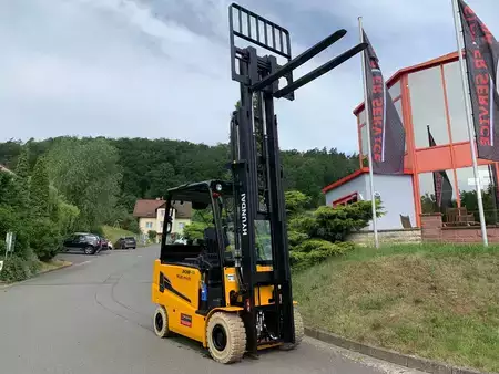 Elektro 4 Rad 2022  Hyundai 30B-9U (1)