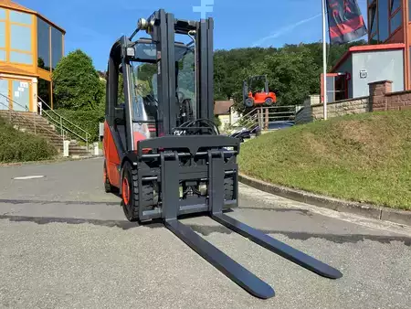 Treibgasstapler  Linde H 35 T-02 (1)