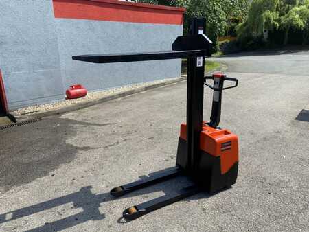 Ruční vysokozdvižný vozík 2006 BT HWE 100 (4)