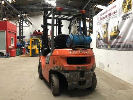 Propane Forklifts 2000  Toyota 7FGF20 (4)