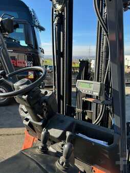 Elektryczne 4-kołowe 2013  Toyota 8FBMT25 (3)