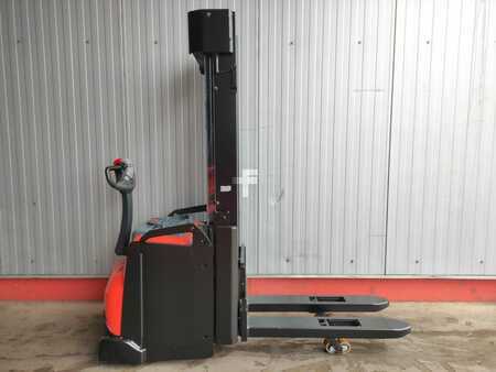 Pallet Stackers 2015  BT SWE160L (2) 
