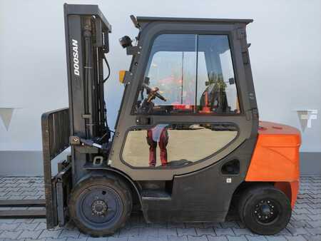 Empilhador diesel 2019  Doosan D30 GP (1)