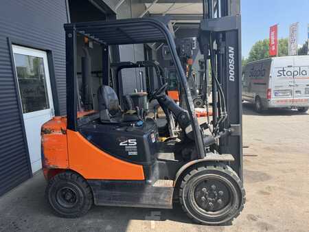 Dieseltruck 2015  Doosan D25S-7 (1)