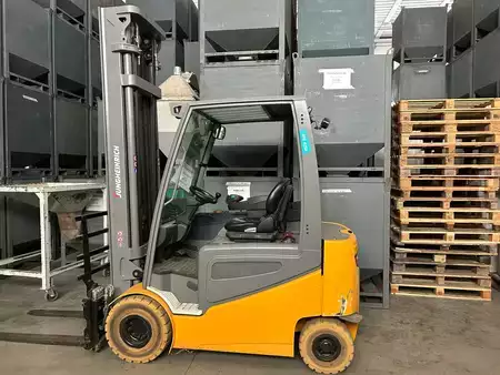 Carrelli elettrici 4 ruote 2017  Jungheinrich EFG 425 K (1)