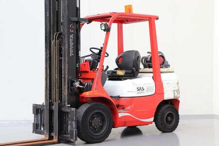 LPG Forklifts 2001  Toyota 02-7FGF30 (1)