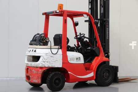 LPG Forklifts 2001  Toyota 02-7FGF30 (2)