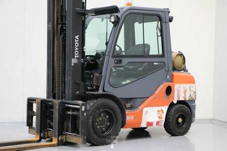 Treibgasstapler 2017  Toyota 02-8FGJF35 (1)