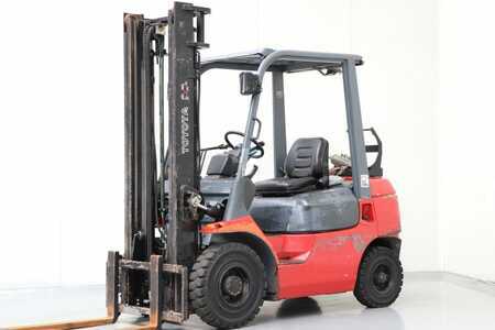 LPG Forklifts 2002  Toyota 42-7FGF25 (1)