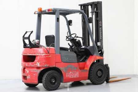 LPG Forklifts 2002  Toyota 42-7FGF25 (2)