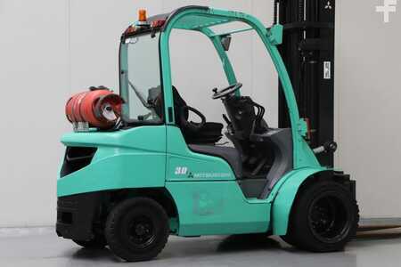 Nestekaasutrukki 2006  Mitsubishi FG30N (2)