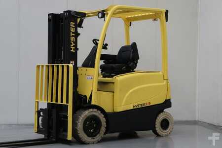 Chariots électriques à 4 roues 2013  Hyster J2.5XN (1)