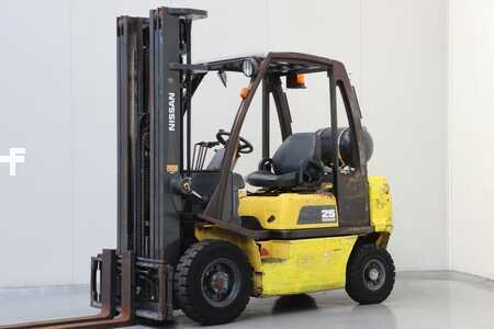 Carretilla elevadora GLP 2001  Nissan UD02A25PQ (1)