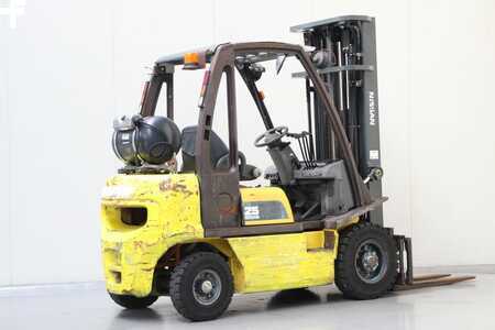 Carretilla elevadora GLP 2001  Nissan UD02A25PQ (2)
